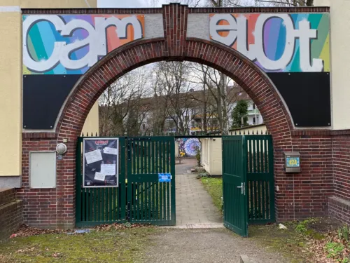 Eingangst&uuml;r einer Schule
